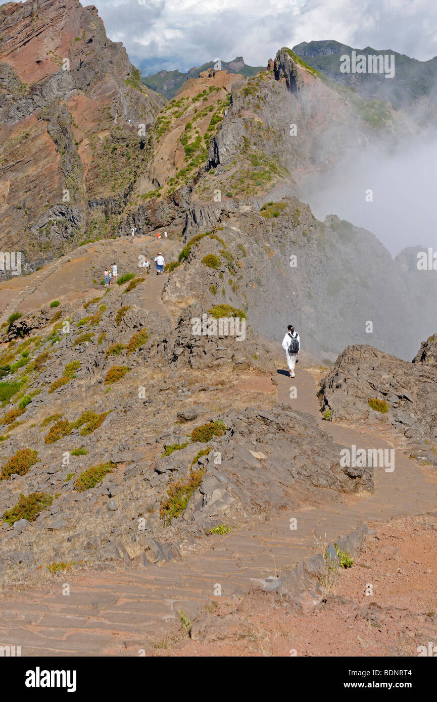 Wanderer auf der Wandern Wanderweg Pico Areeiro, führt zu den benachbarten Gipfeln, Madeira, Portugal, Europa Stockfoto