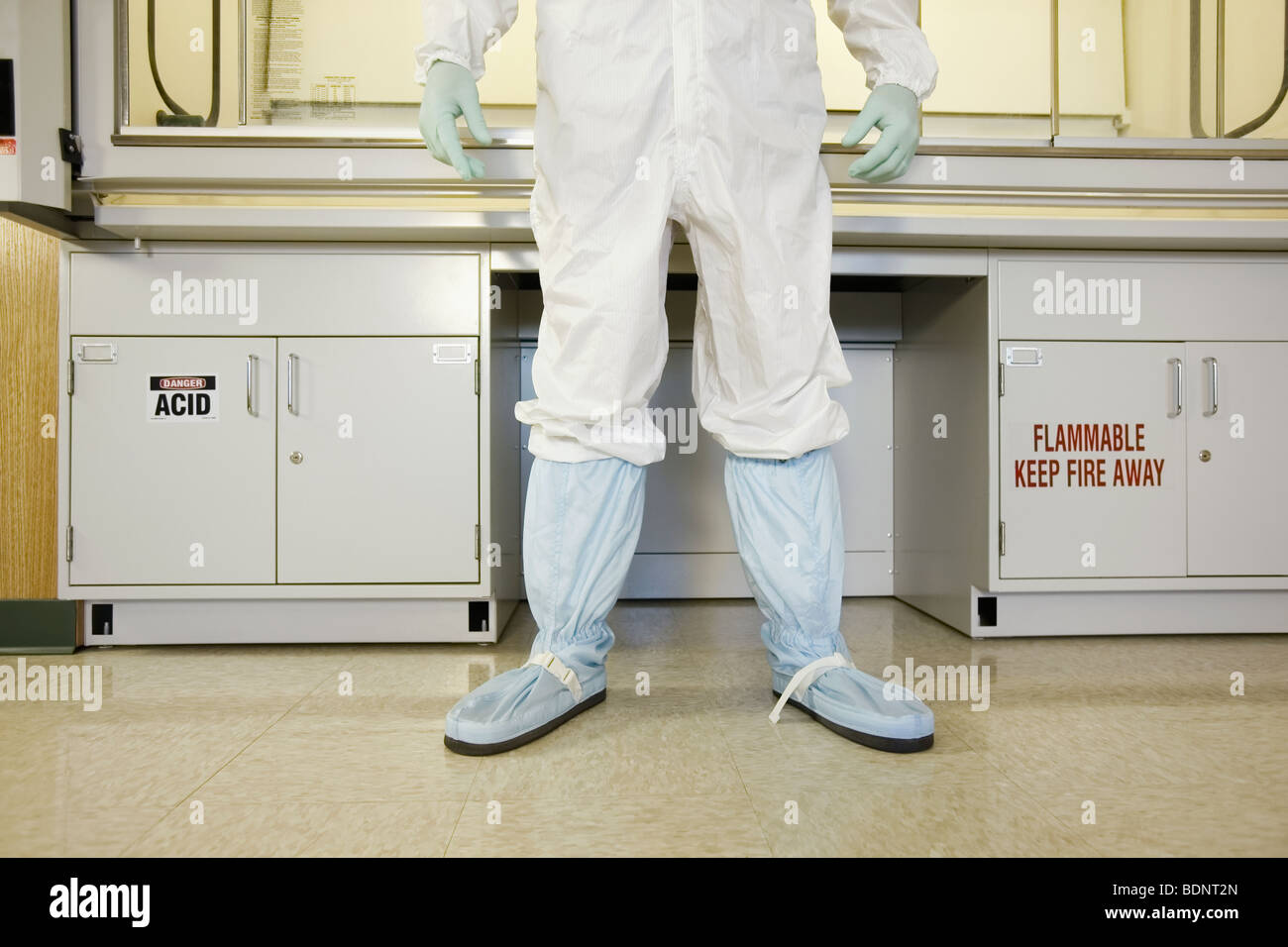 Wissenschaftler in Schutzkleidung stehen in einem Reinraum Stockfoto