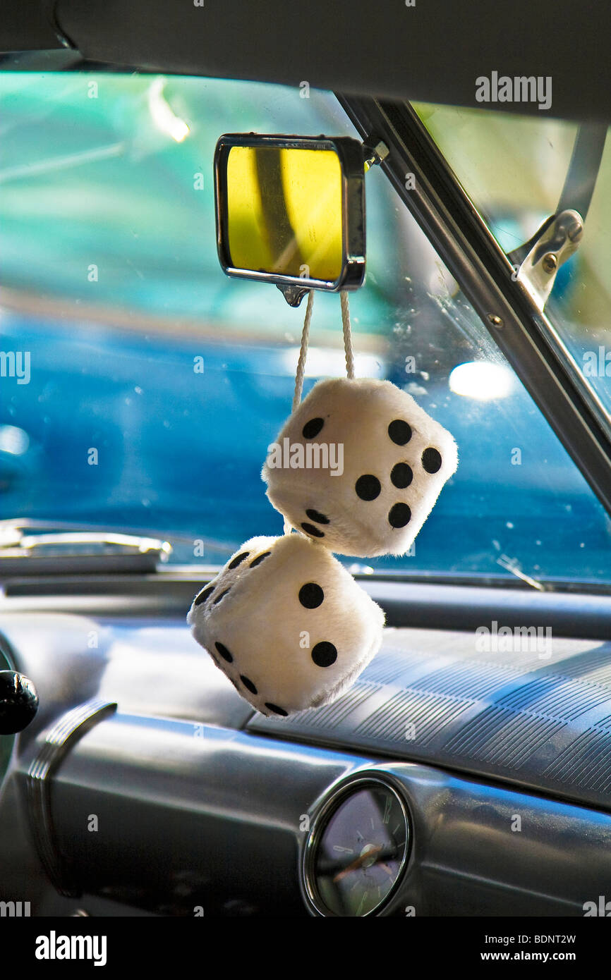 Würfel in ein Auto hängen Stockfotografie - Alamy