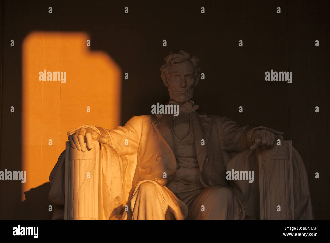 Präsident Abraham Lincoln bewacht die Nationen Hauptstadt vom Memorial als ein neuer Tag bricht an. Stockfoto