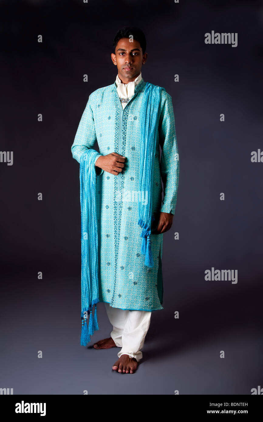 Schonen Authentischen Indischen Hindu Mann In Typischen Ethnischen Brautigam Kleidung Bangali Mannlichen Tragt Eine Leichte Blaue Agua Dekoriert Dhoti Stockfotografie Alamy