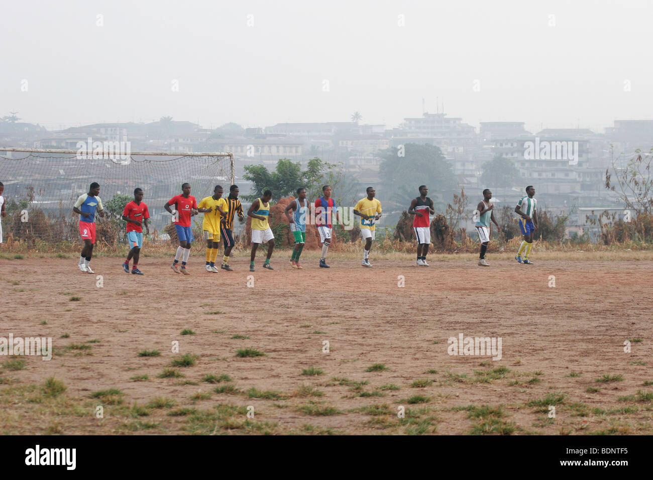 Reservespieler für King Faisel Fußballmannschaft in frühen Morgenstunden Trainingseinheit. Kumasi. West-Afrika. www.lightfootphoto.Co.UK Stockfoto