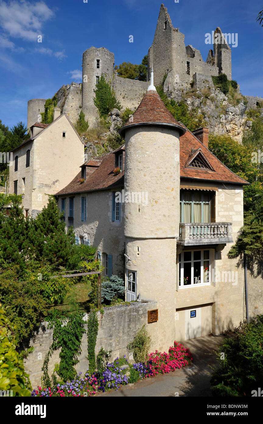 Schöne altes mittelalterliche Haus und Hill Top Schloss Ruinen in Frankreich Stockfoto