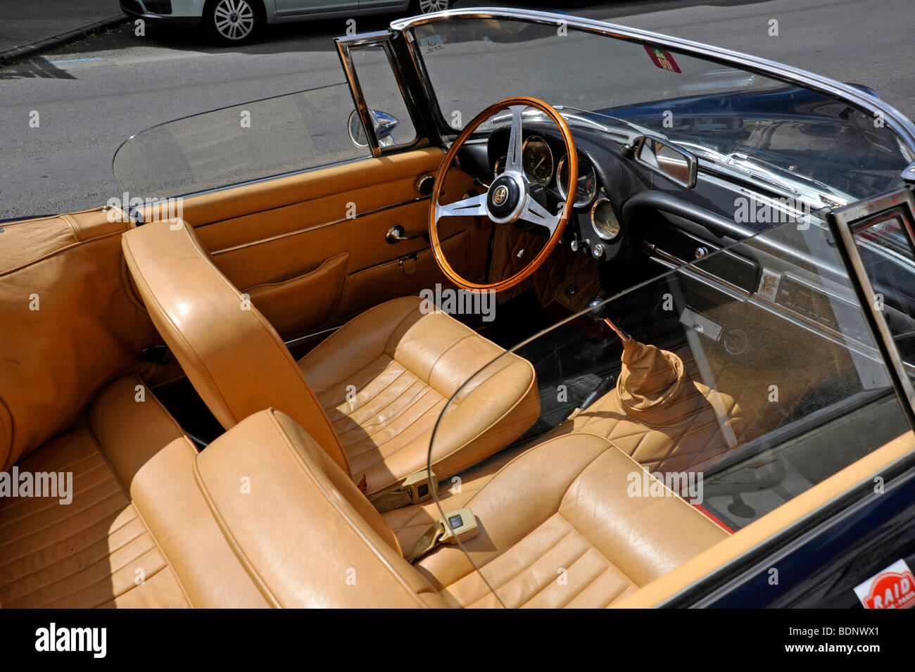 Innere des klassischen Alfa Romeo Cabrio-Sportwagen Stockfoto