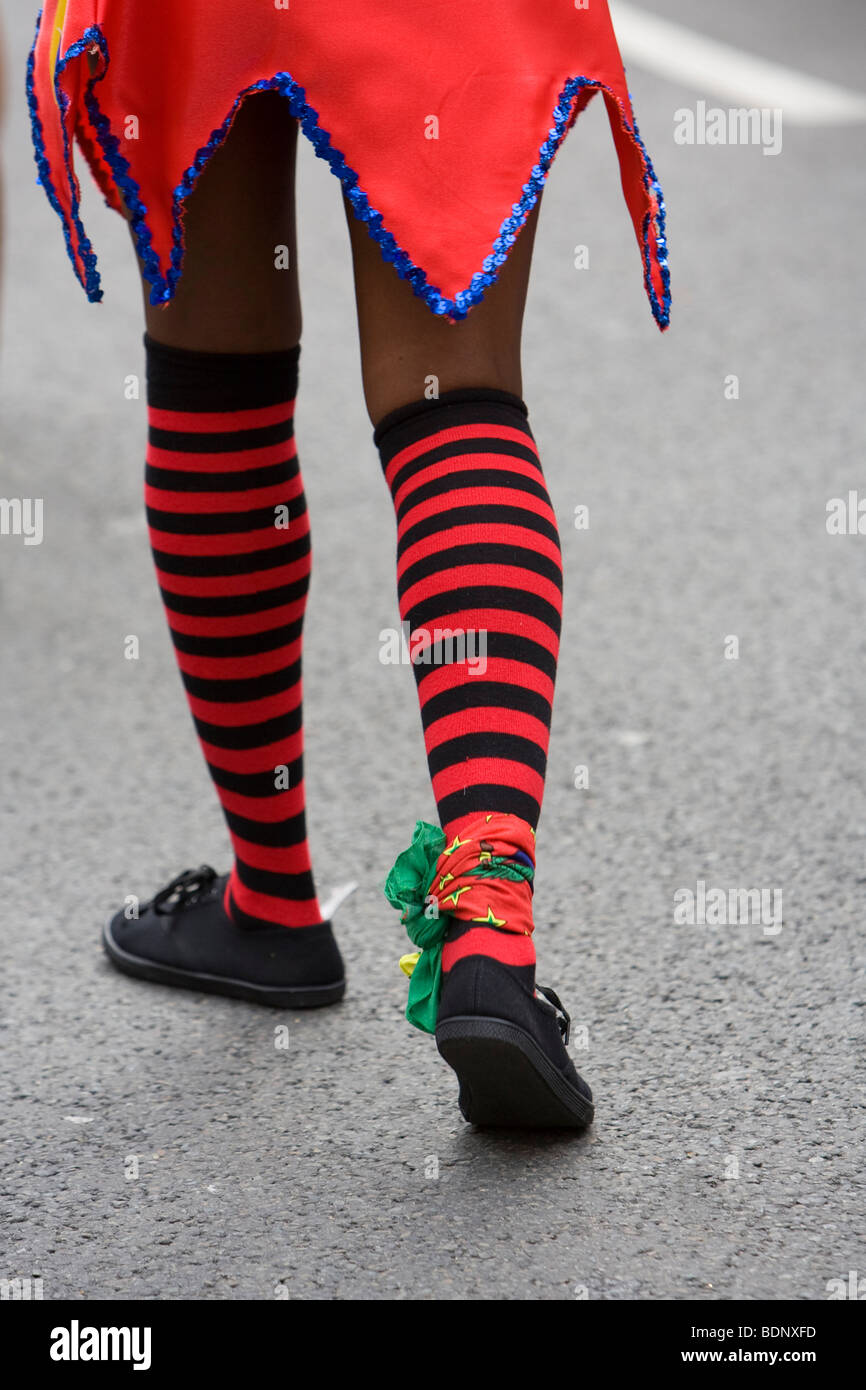 Frau in rot und schwarz gestreifte Socken während der 2009 Notting Hill Carnival Stockfoto