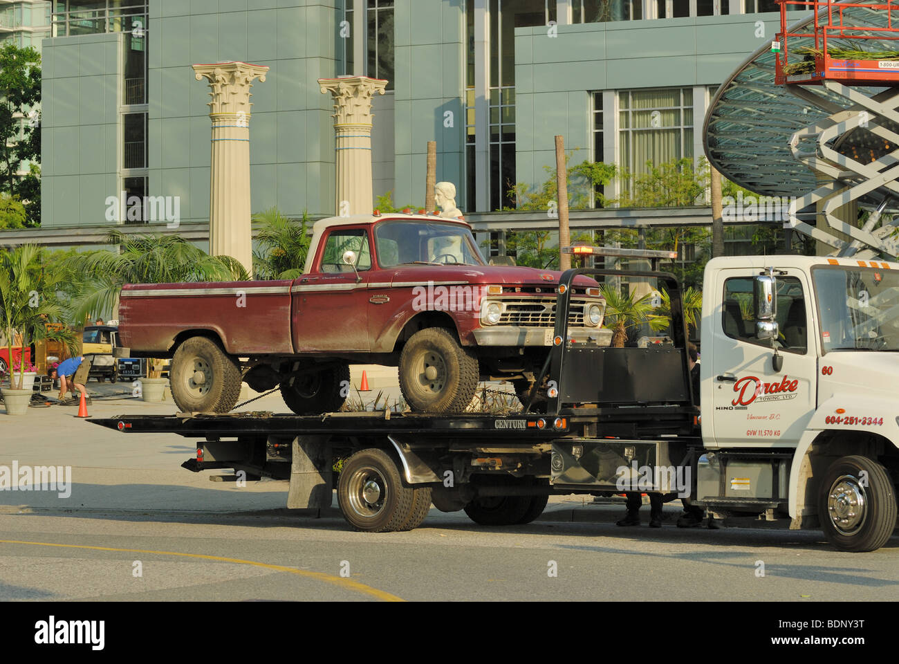 Große LKW entfernen ein Ford Pickup-Truck von Percy Jackson, The Lightning Thief-Film-Set, das es in verwendet wurde. Stockfoto