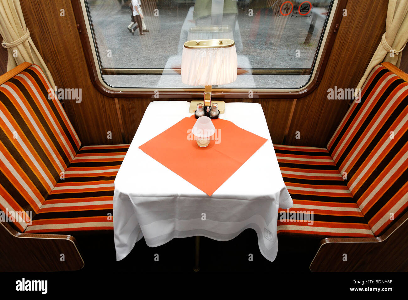 Sitze in einem historischen Speisewagen der Deutschen Bahn, Deutsche Bahn, Baujahr 1965, Typ WRtmh 134, Deutschland Stockfoto