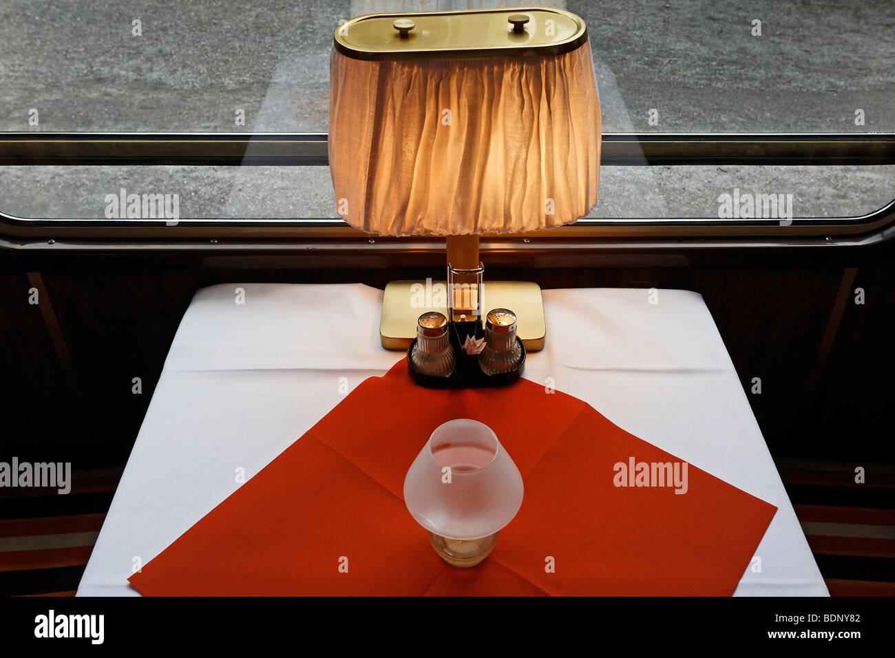 Tisch und Lampe in einem historischen Speisewagen der Deutschen Bahn, Deutsche Bahn, Baujahr 1965, Typ WRtmh 134, Deutschland Stockfoto