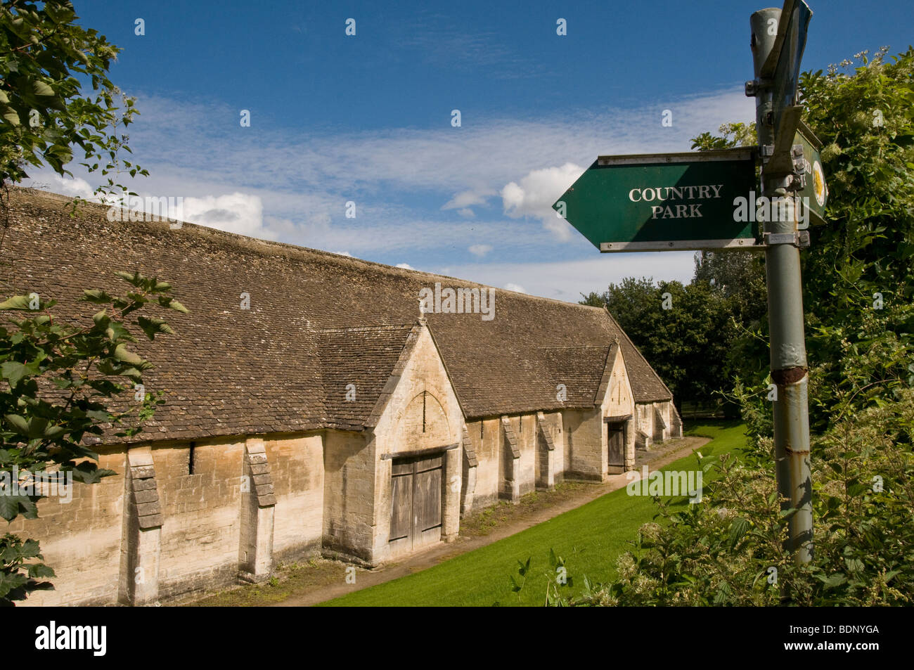 Die alte Zehntscheune in Barton Farm Country Park in Bradford on Avon Wiltshire Stockfoto