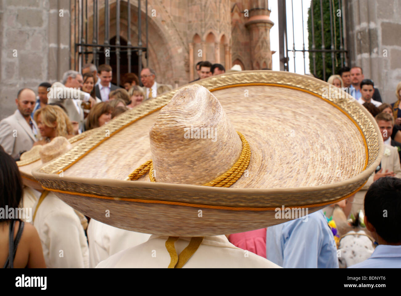 Schließen Sie bei einer Hochzeit in San Miguel de Allende, Mexiko der Mexikanische sehr groß ist ein Mariachi player Sombrero Stockfoto