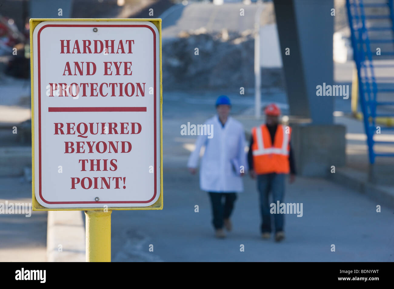 Achtung Schild mit der Aufschrift "Hardhat und Auge Schutz erforderlich Beyond This Point" Stockfoto