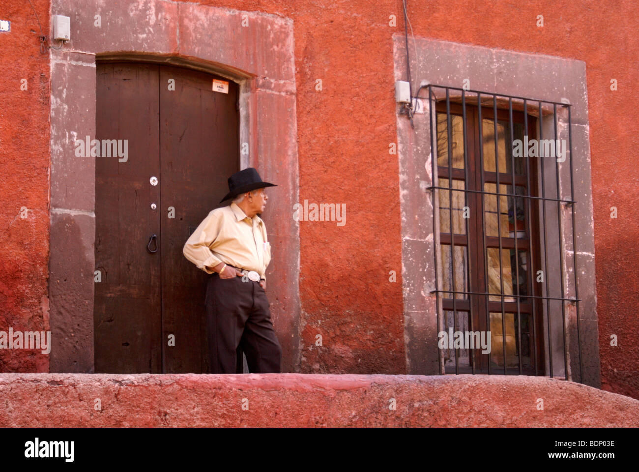 Mexikanische Mann stand in der Tür eines spanischen Haus im Kolonialstil in San Miguel de Allende, Guanajuato, Mexiko Stockfoto