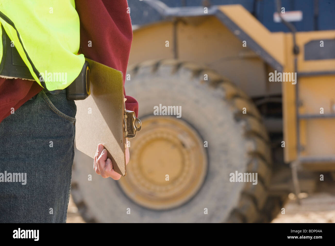 Ingenieur mit einem Klemmbrett auf einer Baustelle Stockfoto