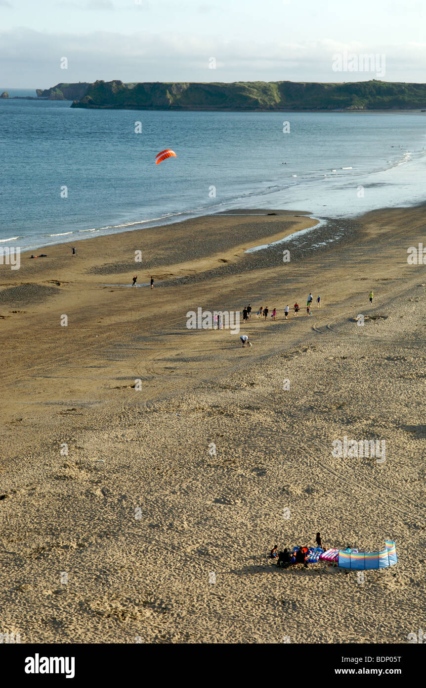 Blick hinunter auf den Strand von Tenby, Pembrokeshire, Wales Stockfoto