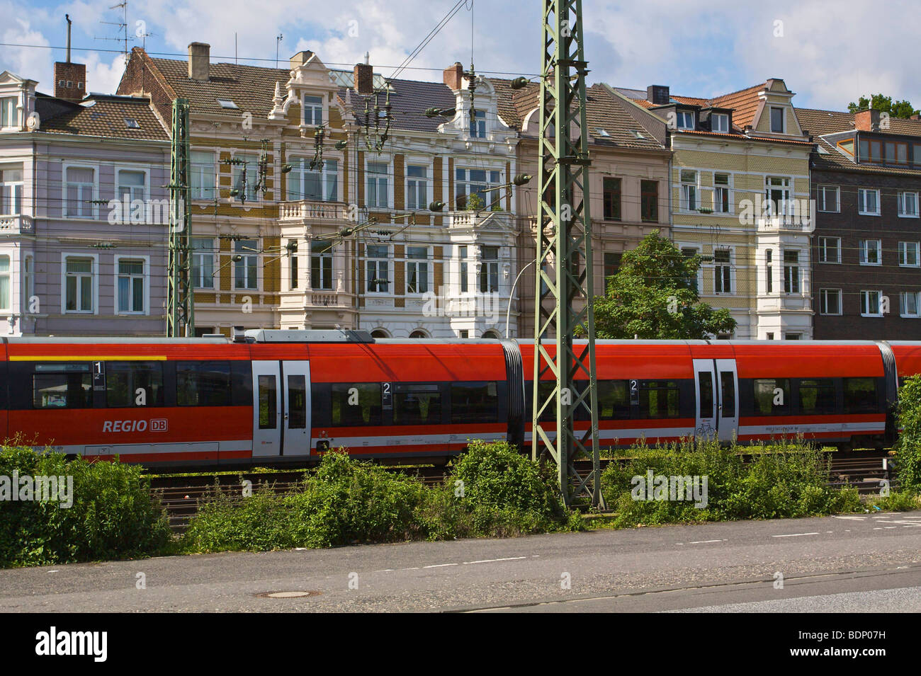 S-Bahn von der Deutschen Bahn AG vor Volksbegeisterung Gebäuden aus der Gründer-Epoche Periode, in der Stadt Bonn Stockfoto