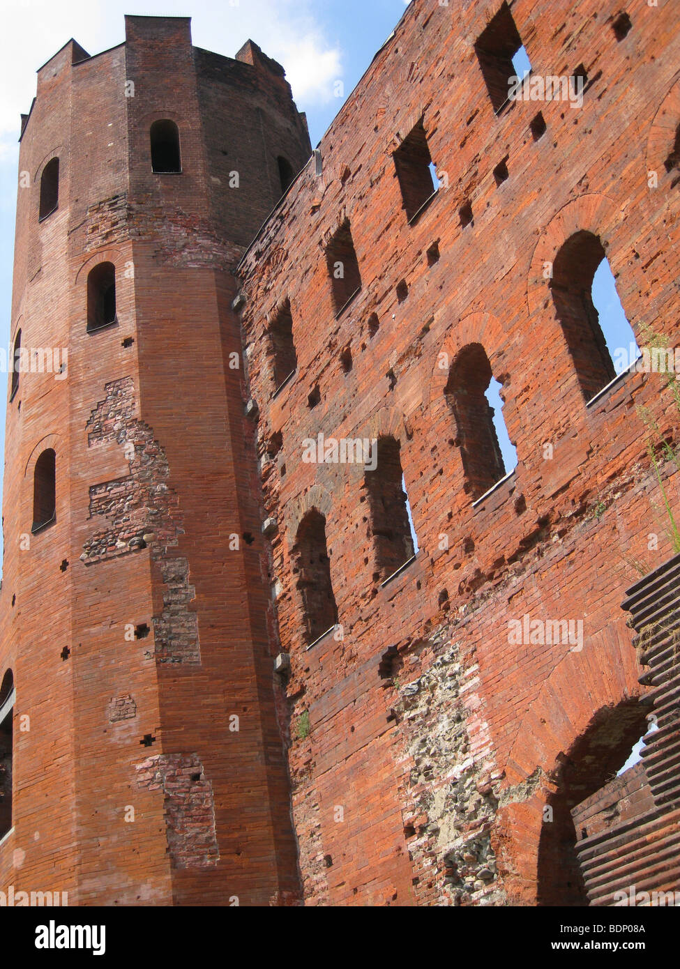 Die alten römisch-mittelalterliche Struktur Pfälzer Türme oder Porta Palatina in Turin, Turin Hauptstadt der Region Piemont, Italien Stockfoto