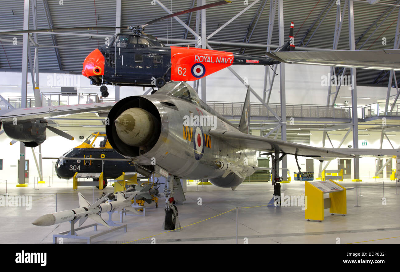 Mit gepfeilten Flügeln und riesige vorne Luft ist Einnahme der English Electric Lightning Jet-Interceptor, im Luftraum Hangar angezeigt. Stockfoto