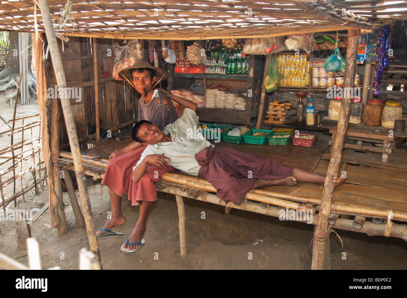 Kinn Stammesangehörigen ruht in ihr Haus und Geschäft in einem kleinen Dorf am Fluss Le Mro in der Nähe von Mrauk U & Chin Dörfer, Rakhine State Stockfoto