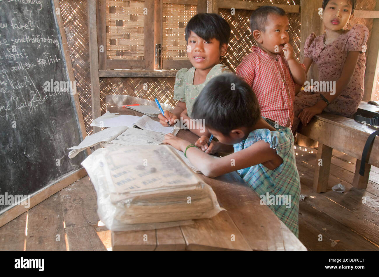 Kinn Stamm Kinder in einer Schule ein Zimmer in ihrem Dorf am Fluss Le Mro--wo ihr Lehrer, ein Uni-Absolvent, macht Stockfoto