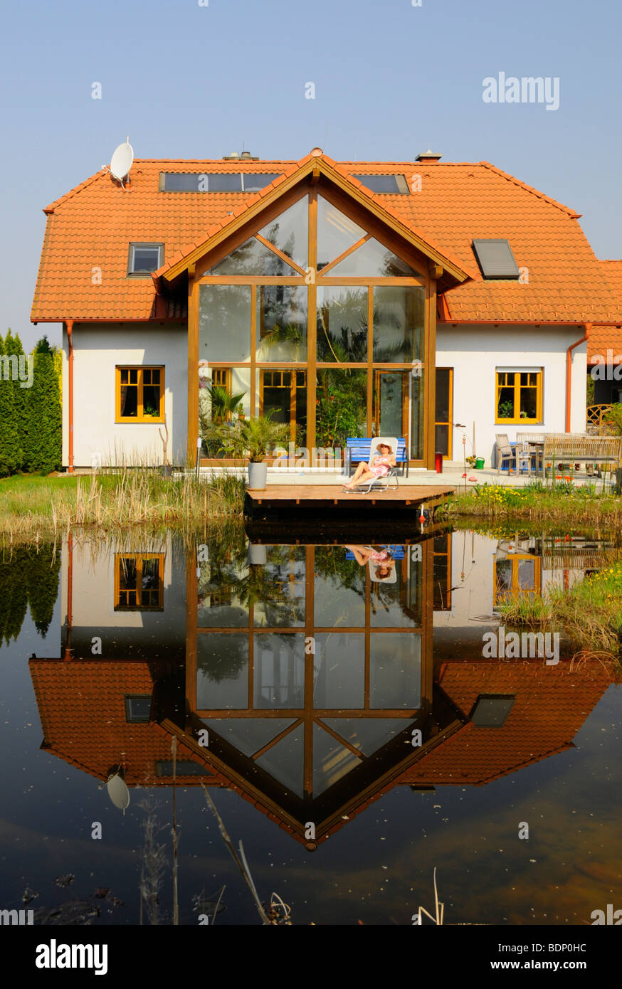 Wohnhaus mit Garten Teich und Wintergarten Stockfoto