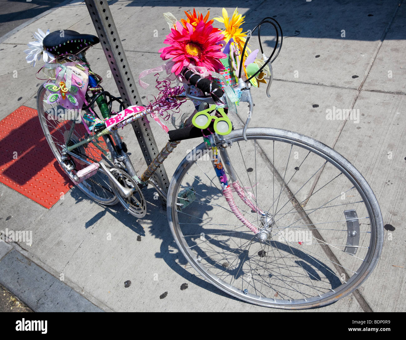 Fahrrad mit Blumen, angekettet an einen Pfosten, Philadelphia, Pennsylvania, USA Stockfoto