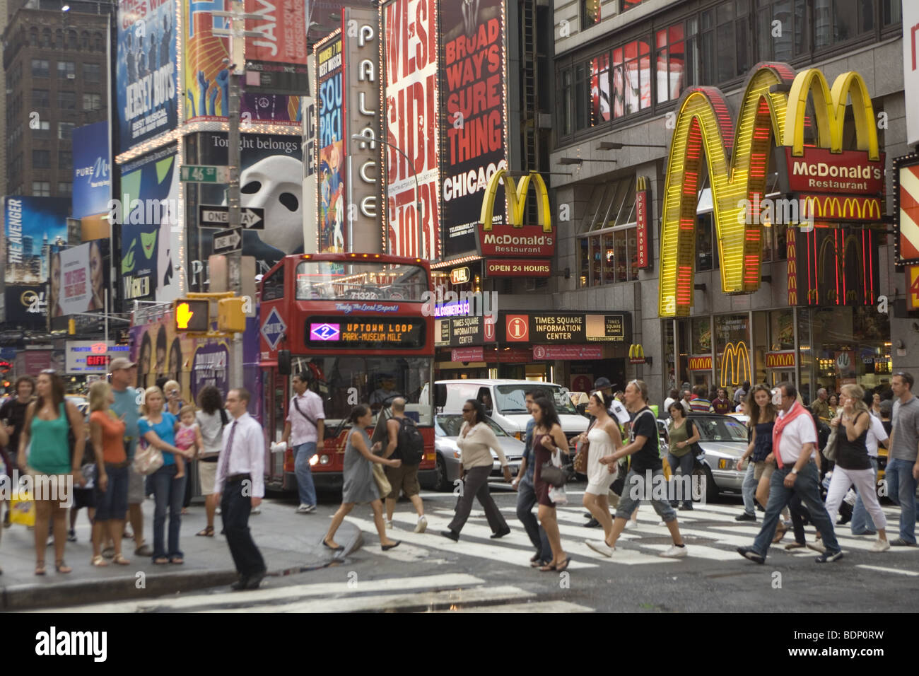 Times Square Gegend in Midtown Manhattan Herzen des Theaterviertels bei 7th Ave., in der Nähe von 46th St. Stockfoto