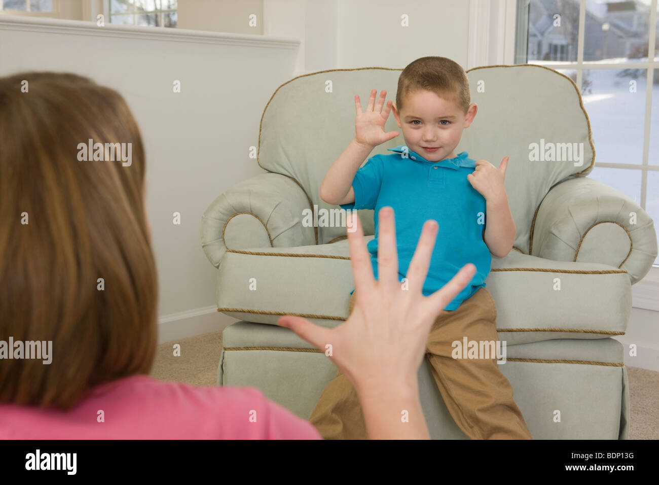 Frau und ihr Sohn Unterzeichnung die Zahl "5" in amerikanischer Gebärdensprache Stockfoto