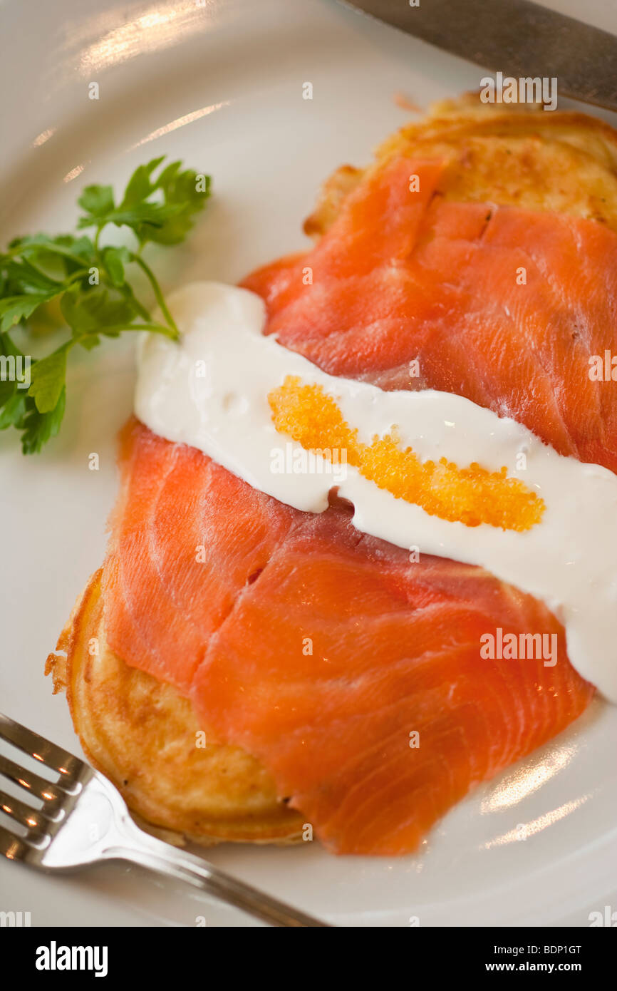 Ziegenkäse-Pfannkuchen mit geräuchertem Lachs und goldenen Kaviar, Restaurant Jane, Santa Barbara, California, Vereinigte Staaten von Amerika Stockfoto