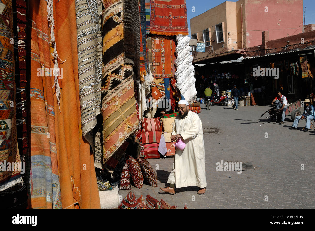 Marokkanische arabische Muslima trägt ein Jellaba im Teppich Basar, Souk oder Markt, Marrakesch, Marokko Stockfoto