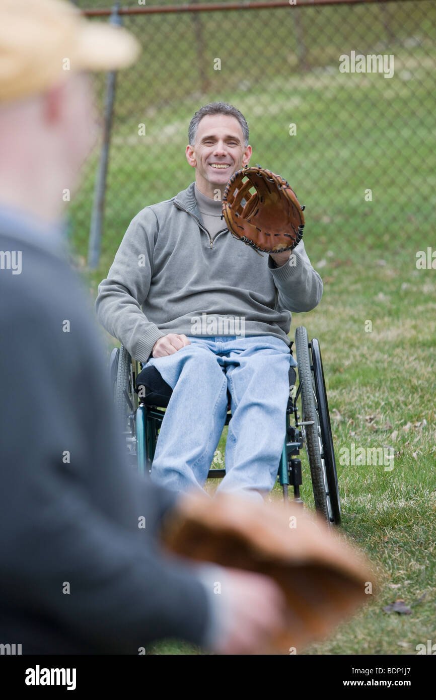 Behinderte Mensch spielen Baseball mit seinem Sohn Stockfoto