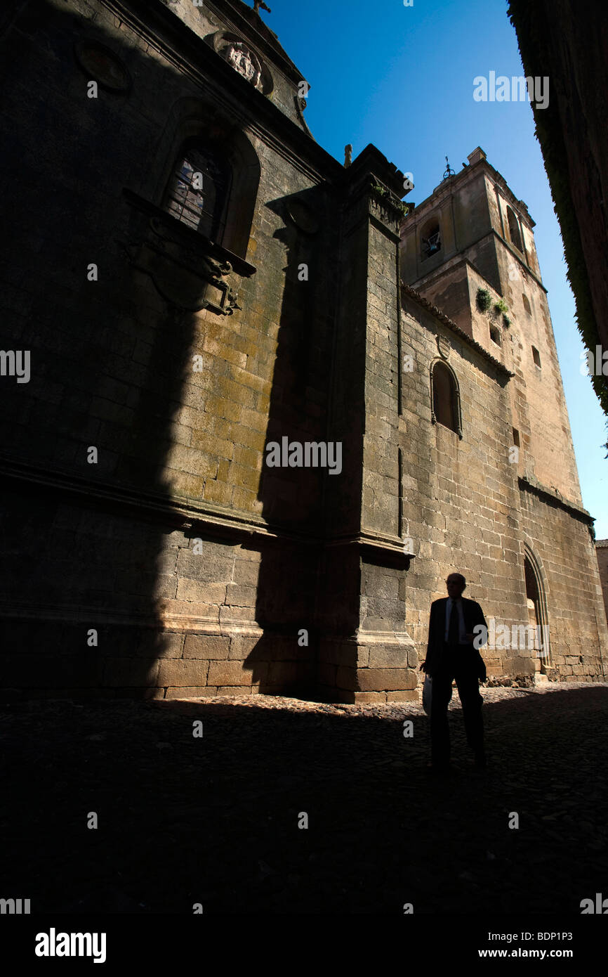 Mann zu Fuß vor der Kirche San Mateo, Caceres, Spanien Stockfoto