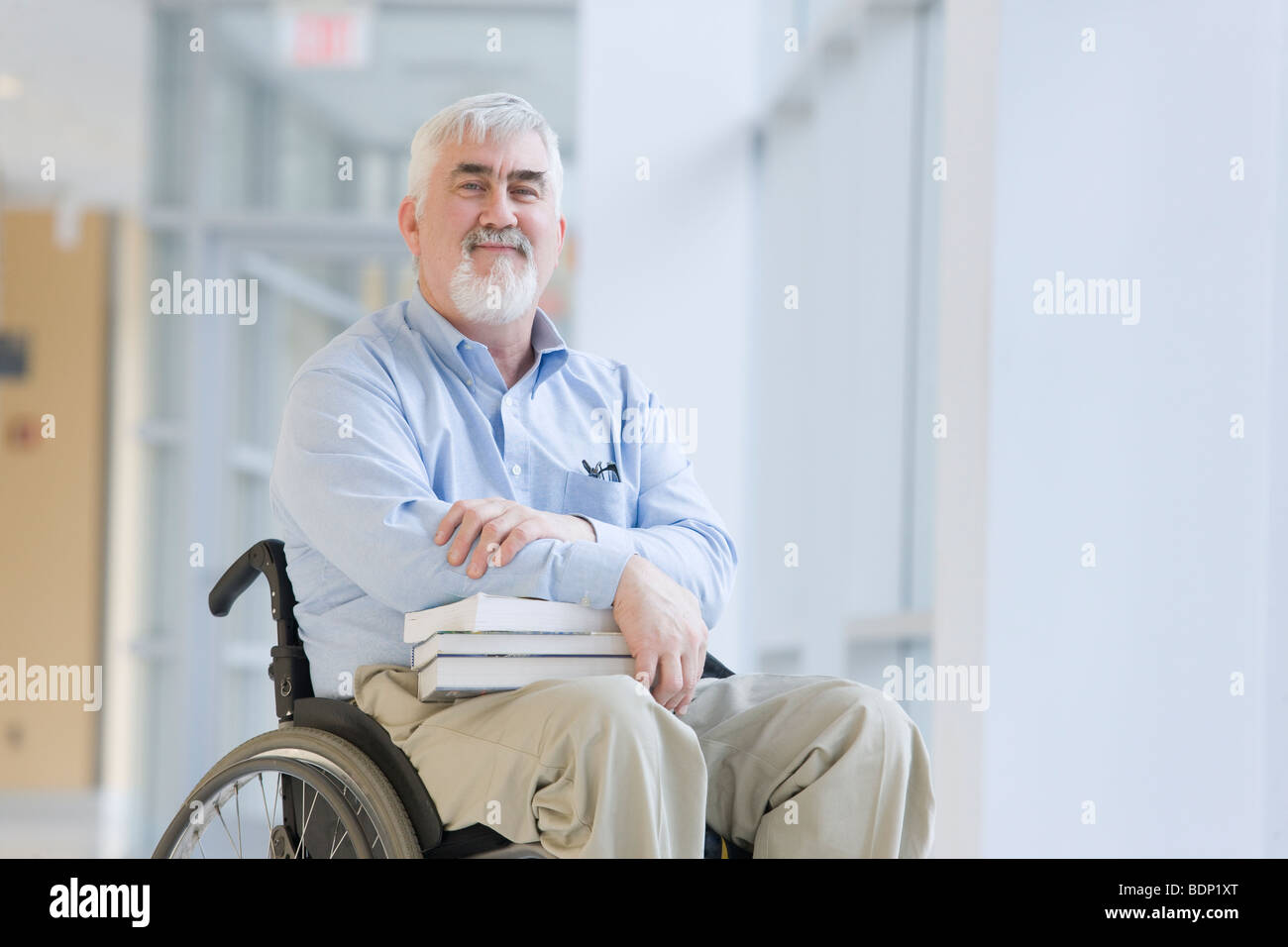 Porträt eines Professors in einem Rollstuhl sitzt Stockfoto