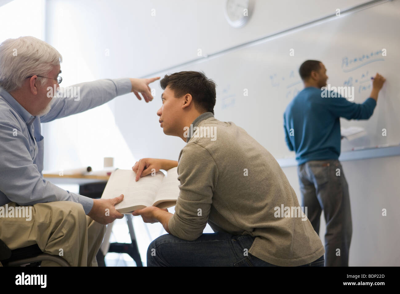 Professor der Universität lehrt seine Schüler in einem Klassenzimmer Stockfoto