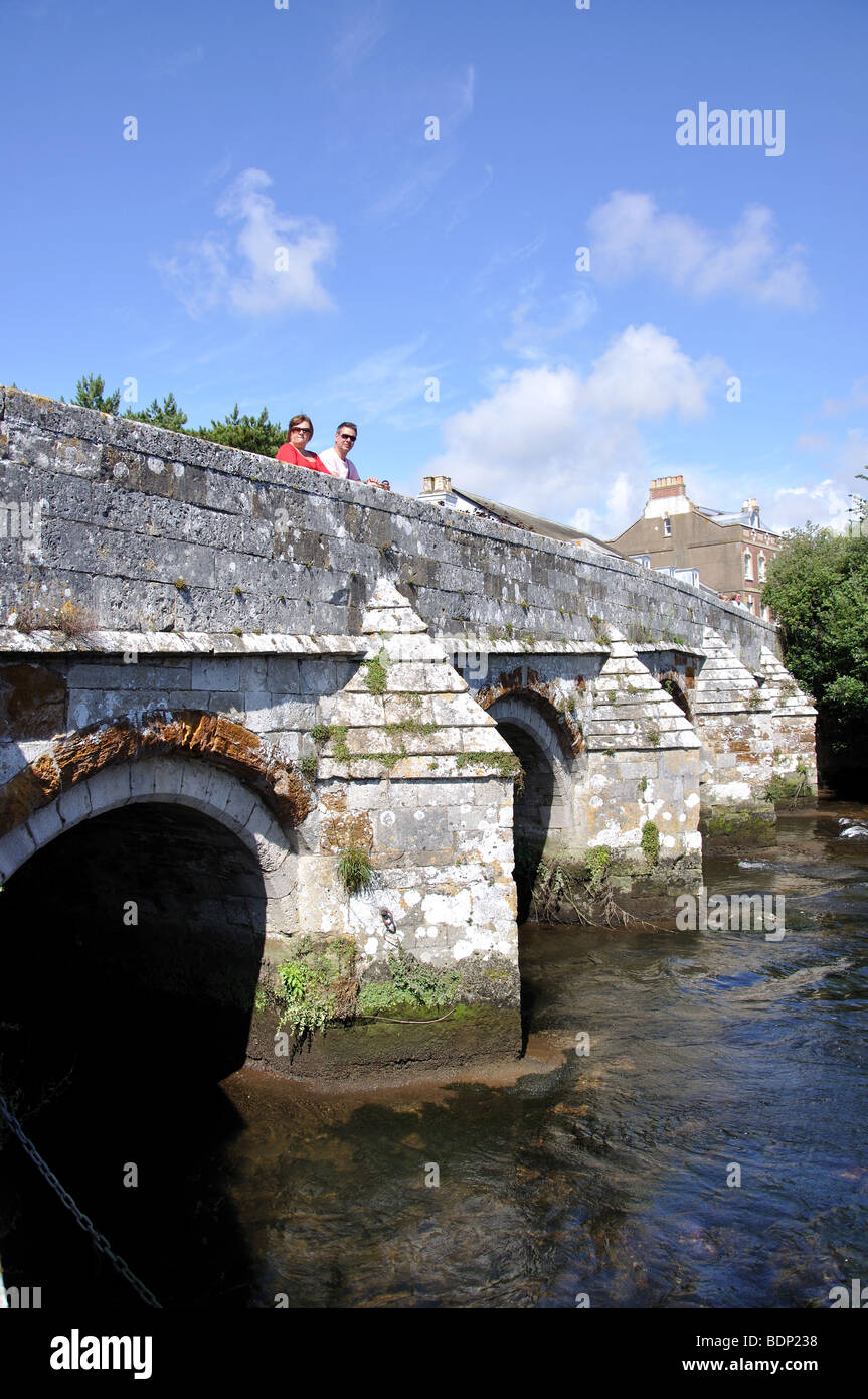 Steinbrücke über den Fluss Avon, Christchurch, Dorset, England, Vereinigtes Königreich Stockfoto