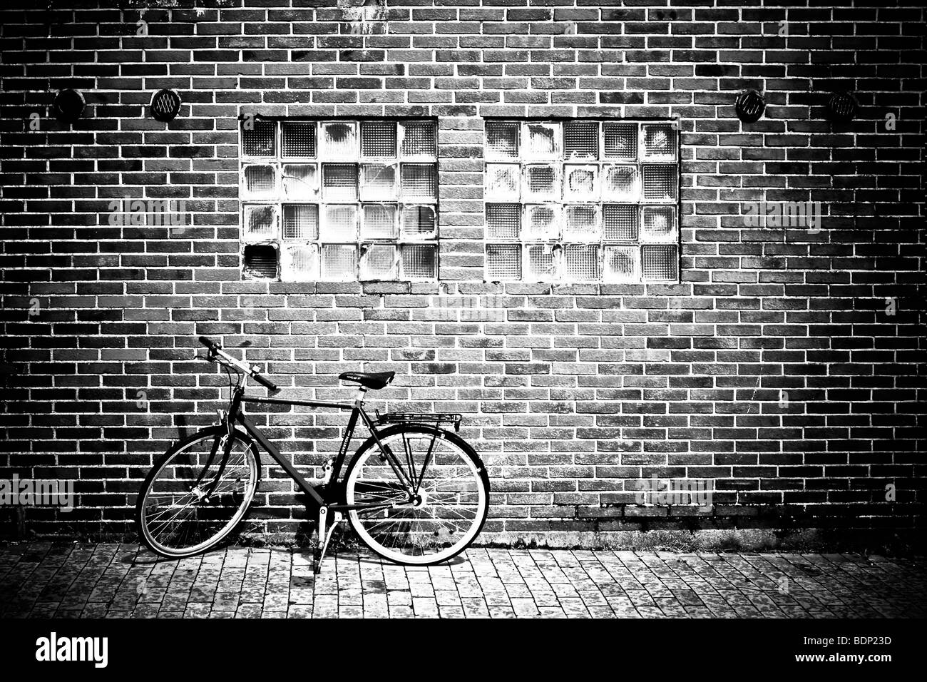 Ein Fahrrad neben einer Ziegelmauer Stockfoto