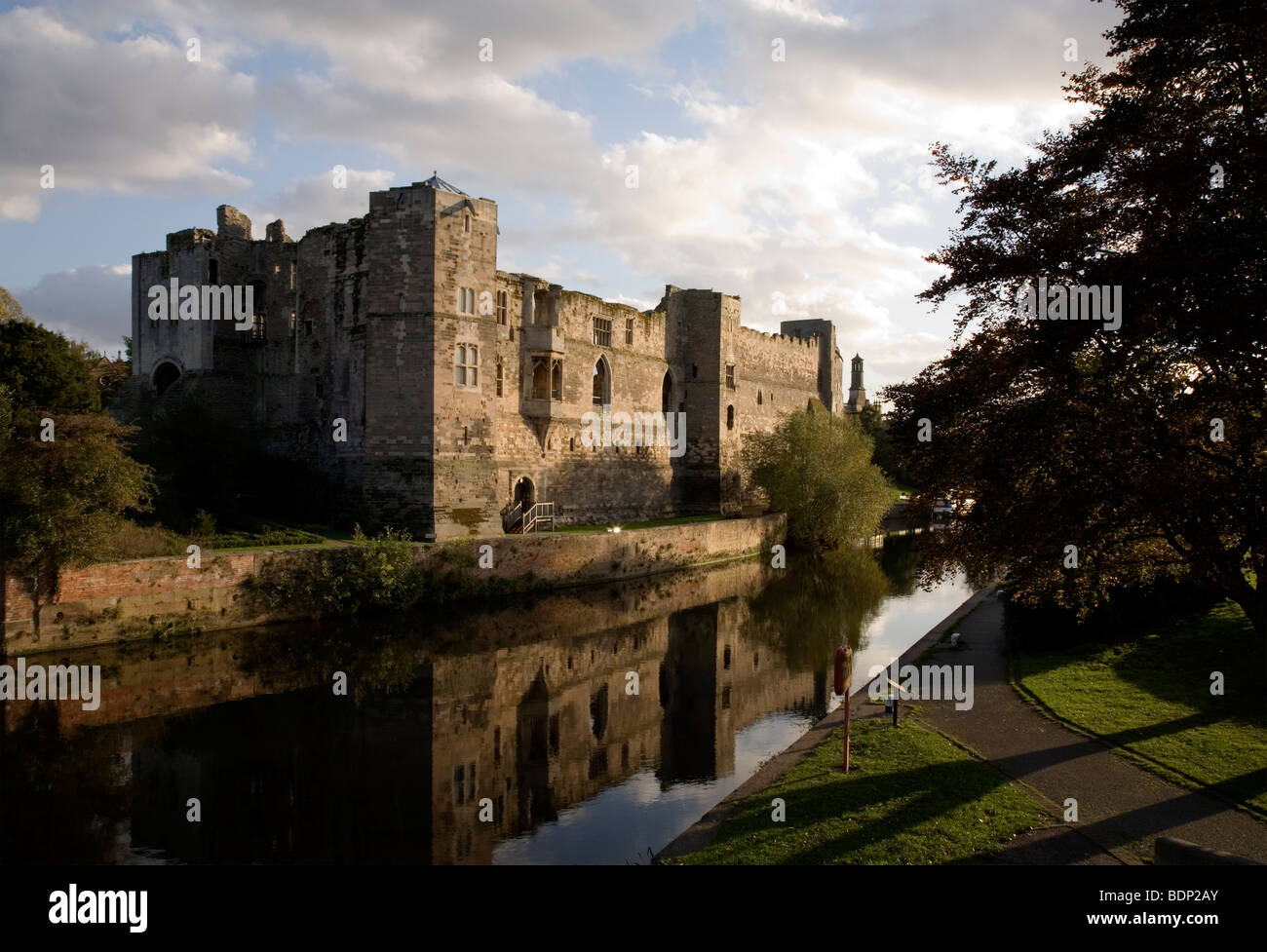 Newark Castle reflektiert in den Fluss Trent Stockfoto