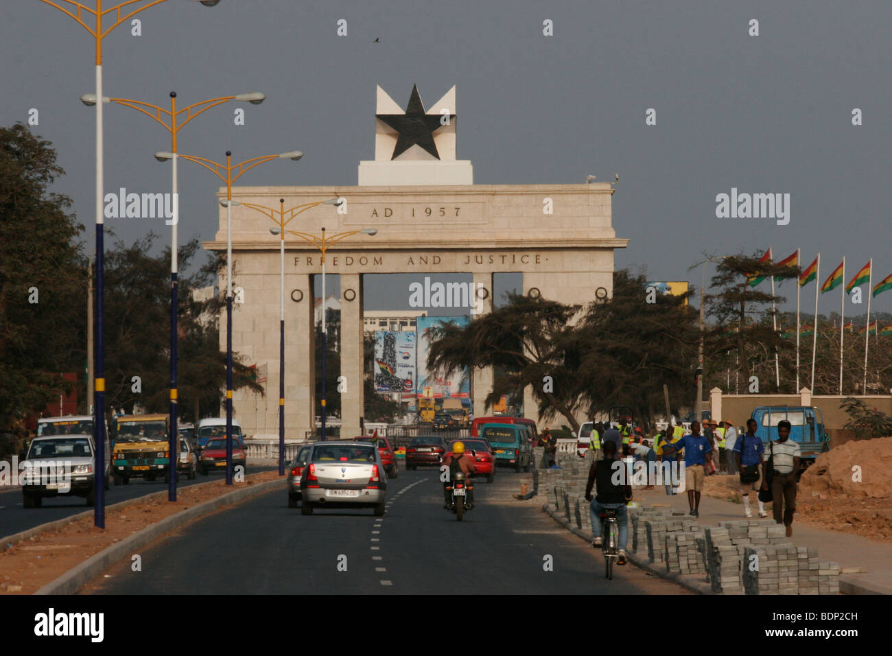 Blick auf den Platz der Unabhängigkeit und der Black Star Denkmal Bogen eingeschrieben mit den Worten "Freiheit und Gerechtigkeit".  Accra. Ghana Stockfoto
