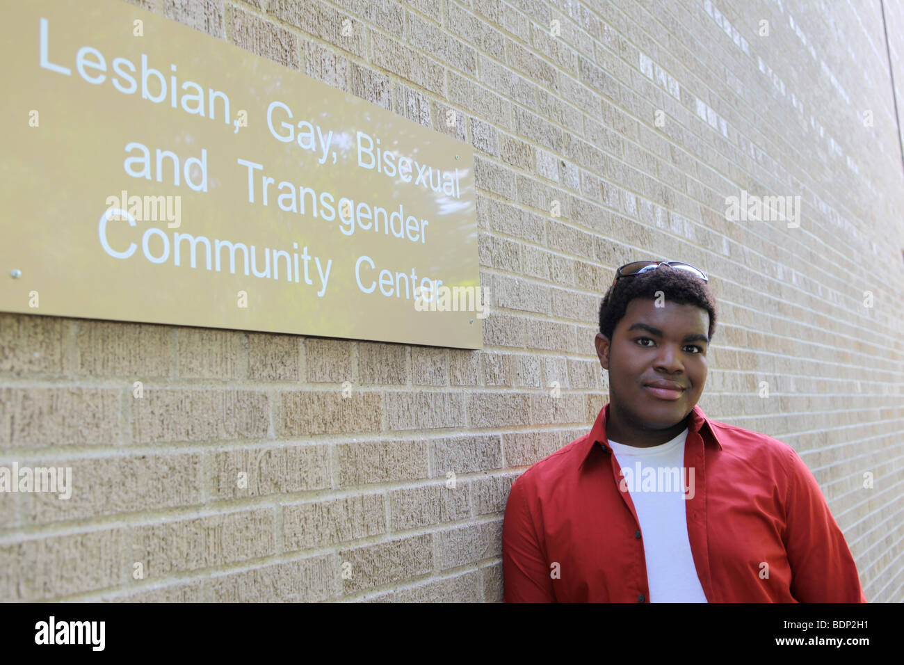 Porträt des jungen Homosexuell Mann außerhalb seines lokalen LGBT-Gemeindezentrum in White Plains, New York.  Katharine Andriotis Stockfoto