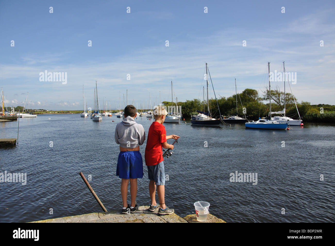 Jungen fischen in River Stour, The Quomps, Christchurch Quay, Christchurch, Dorset, England, Vereinigtes Königreich Stockfoto