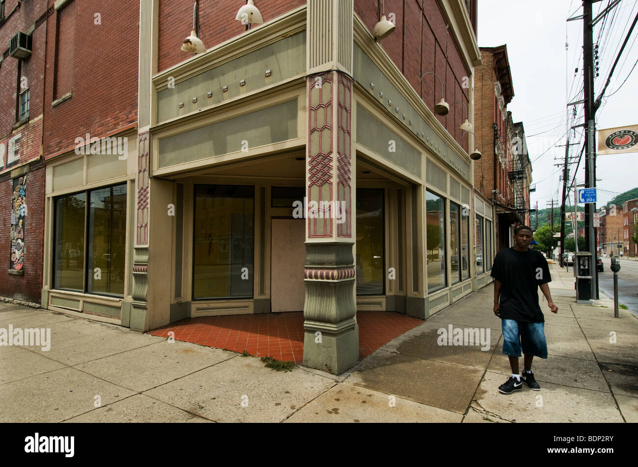 Mann zu Fuß in Neubau Finlay Markt, Cincinnati, OH, USA Stockfoto