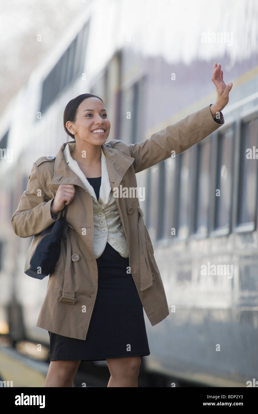 Hispanic Frau winkt eine Eisenbahn Bahnsteig auf Wiedersehen Stockfoto