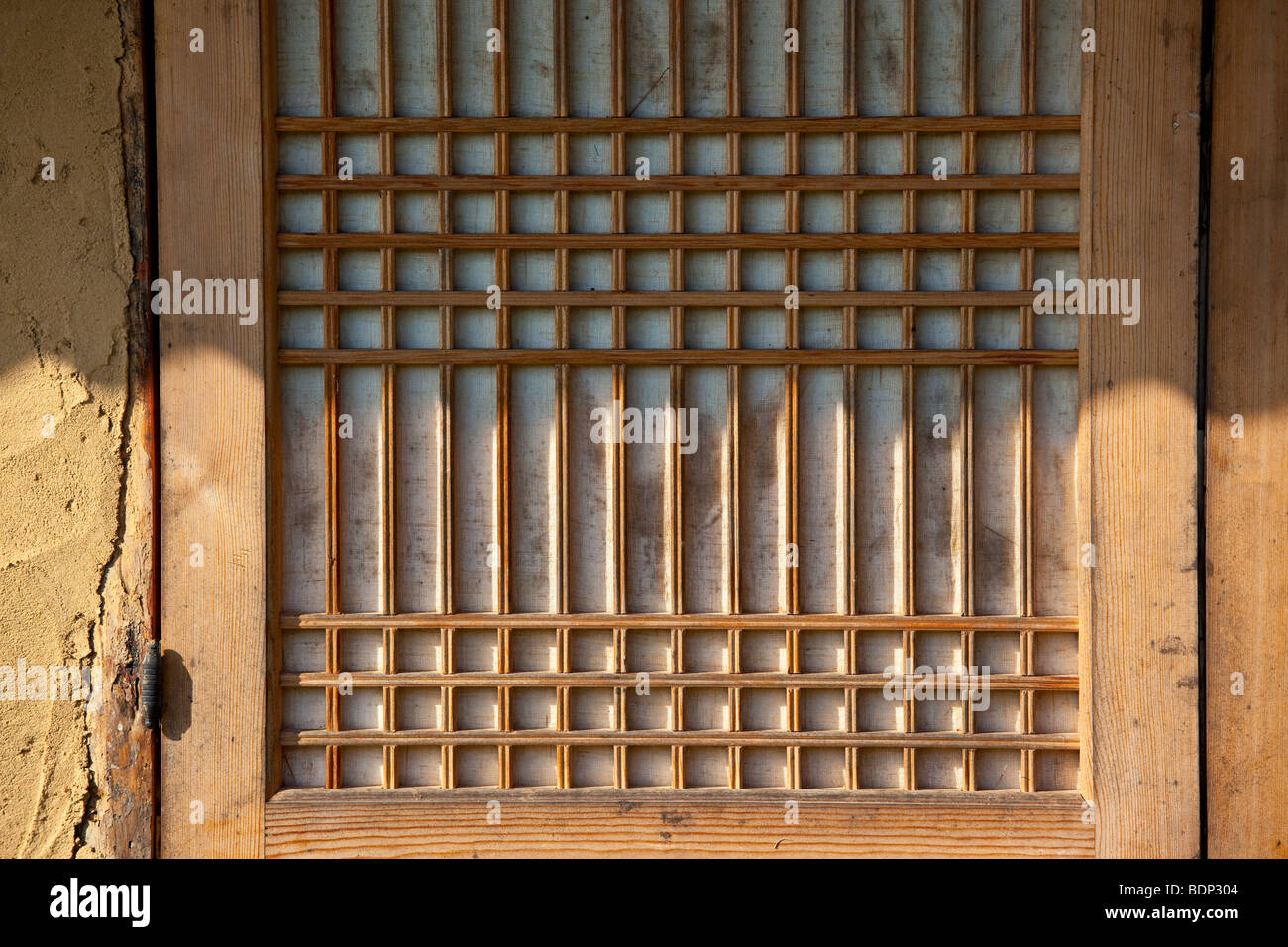 Fensterdetail auf ein traditionelles koreanisches Haus in der Kangwondo Provinz in der Republik Korea Stockfoto
