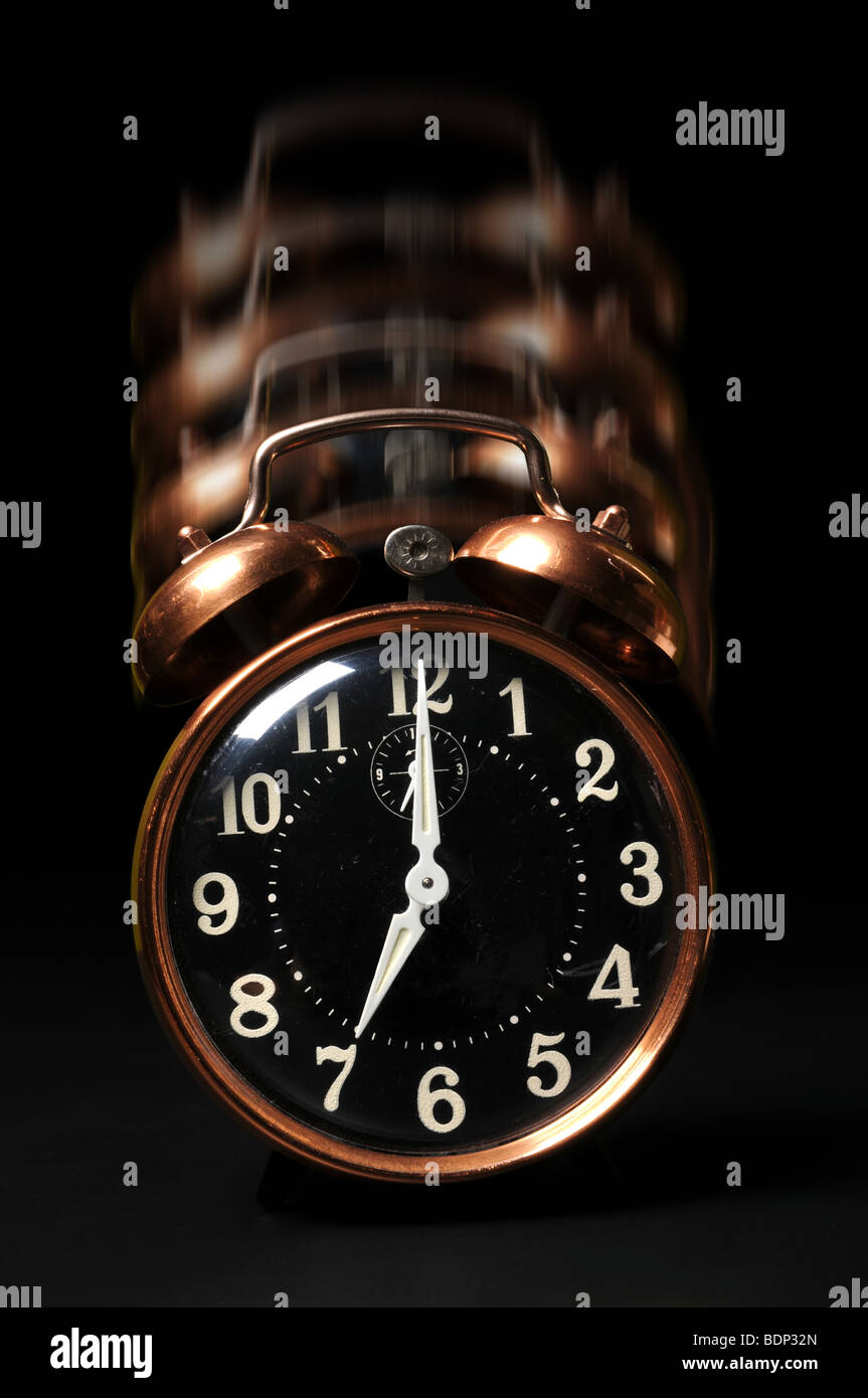 Wecker klingelt auf einem schwarzen Hintergrund Stockfoto