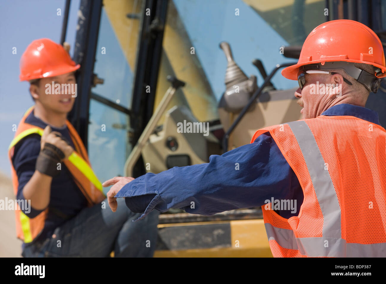 Zwei Ingenieure ein Bagger in einem Werk in Betrieb Stockfoto