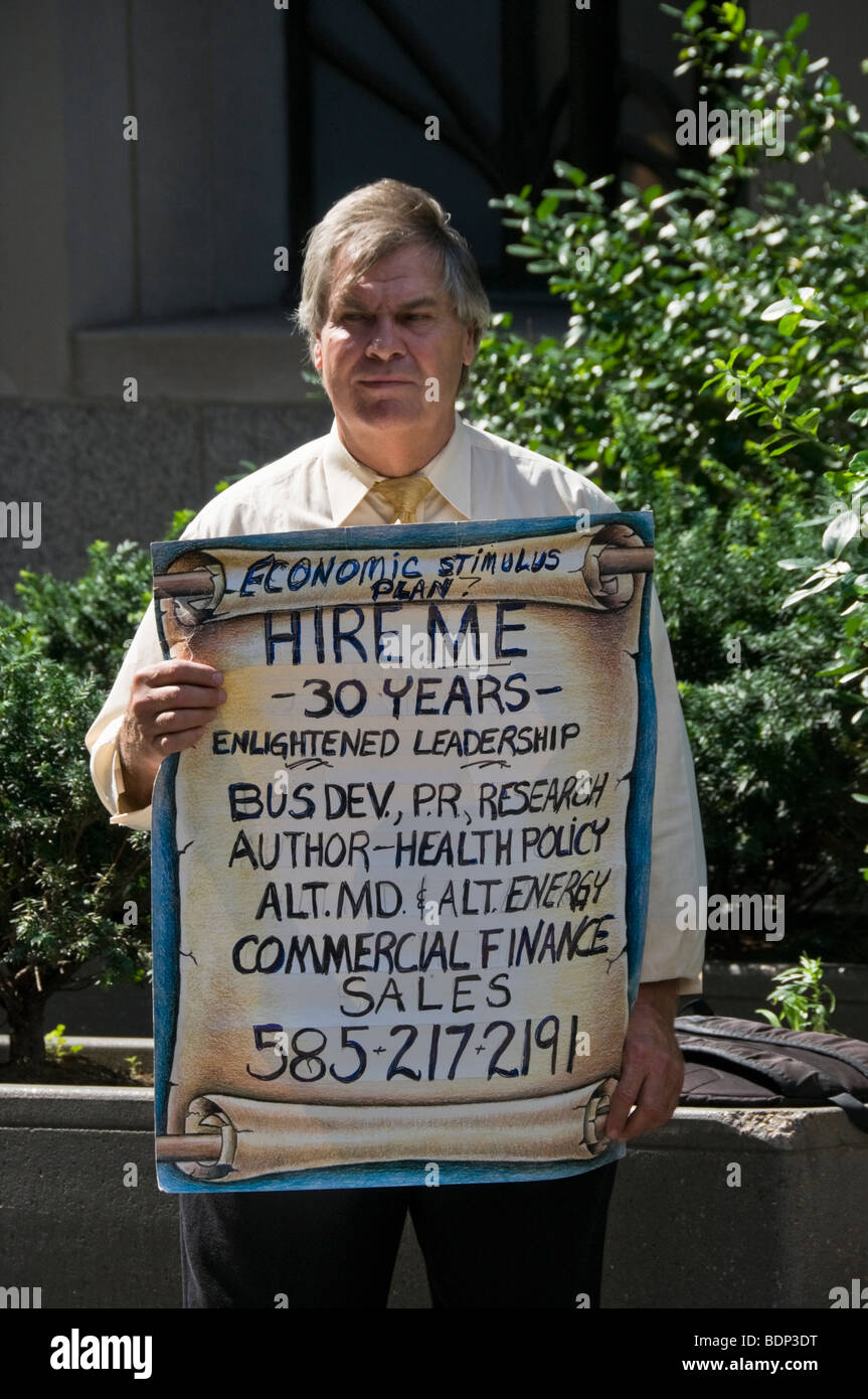 Arbeitsloser Mann versucht, sich in New York City Markt Stockfoto