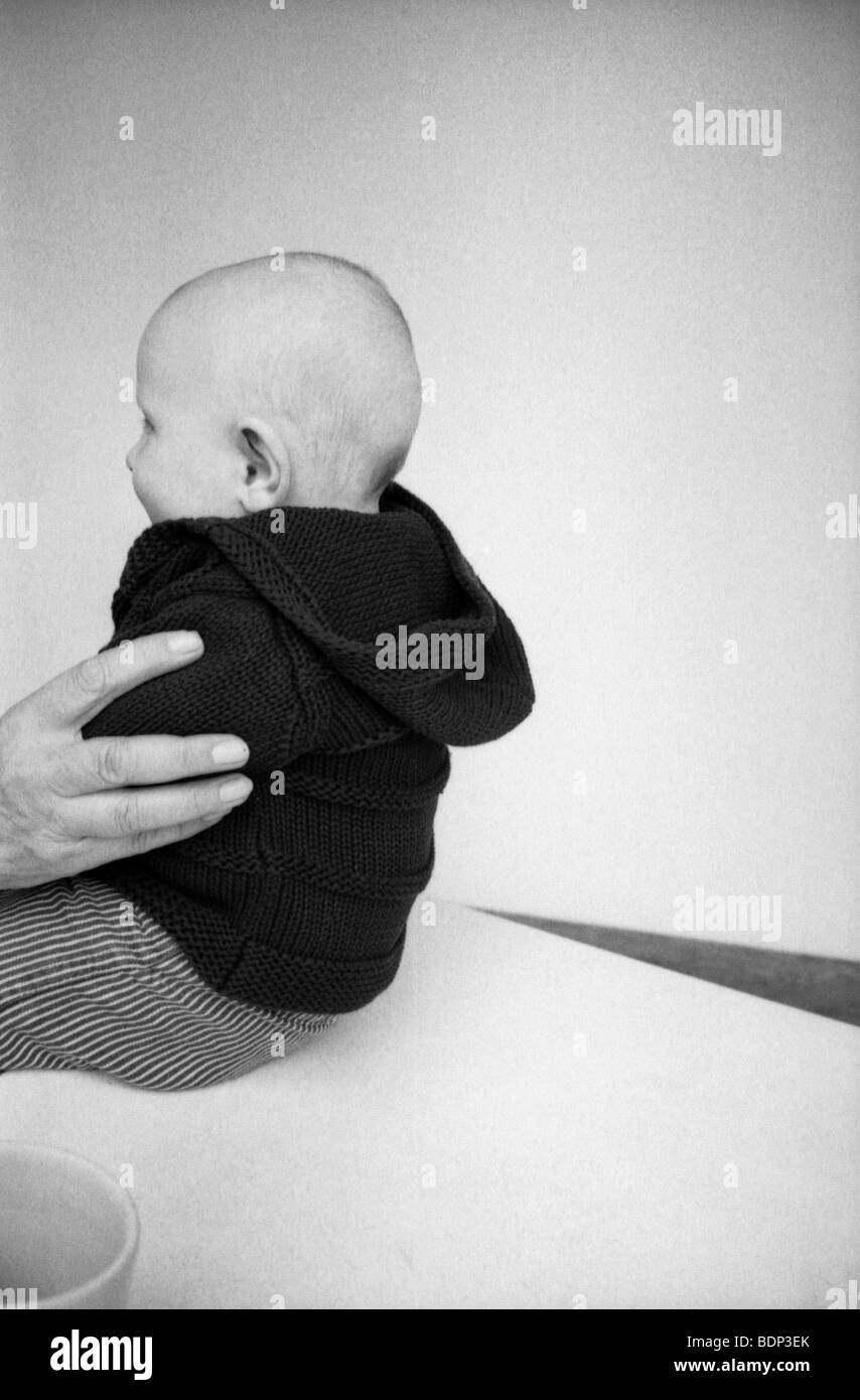 Ein Babysitter-oben rechts mit Hilfe von einem Erwachsenen hand Stockfoto