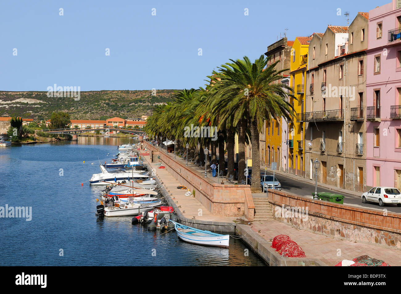 Boote auf dem Fluss Temo und die historische Altstadt von Bosa, Palmen entlang der Promenade, Bosa, Oristano, Sardinien, Italien Stockfoto