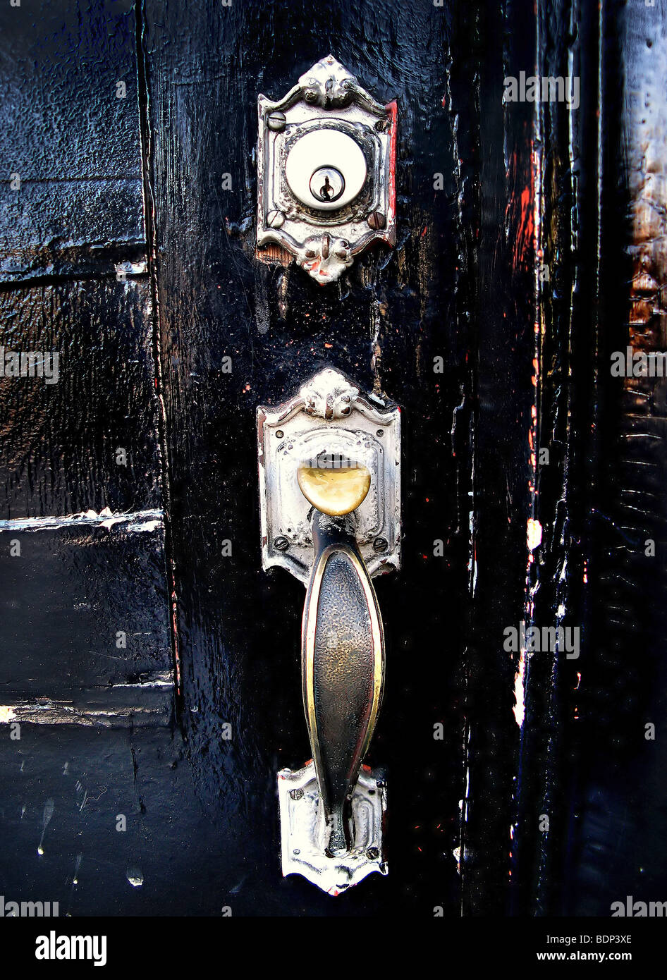 Eine silberne Türklopfer auf einem schwarzen Tor Stockfoto