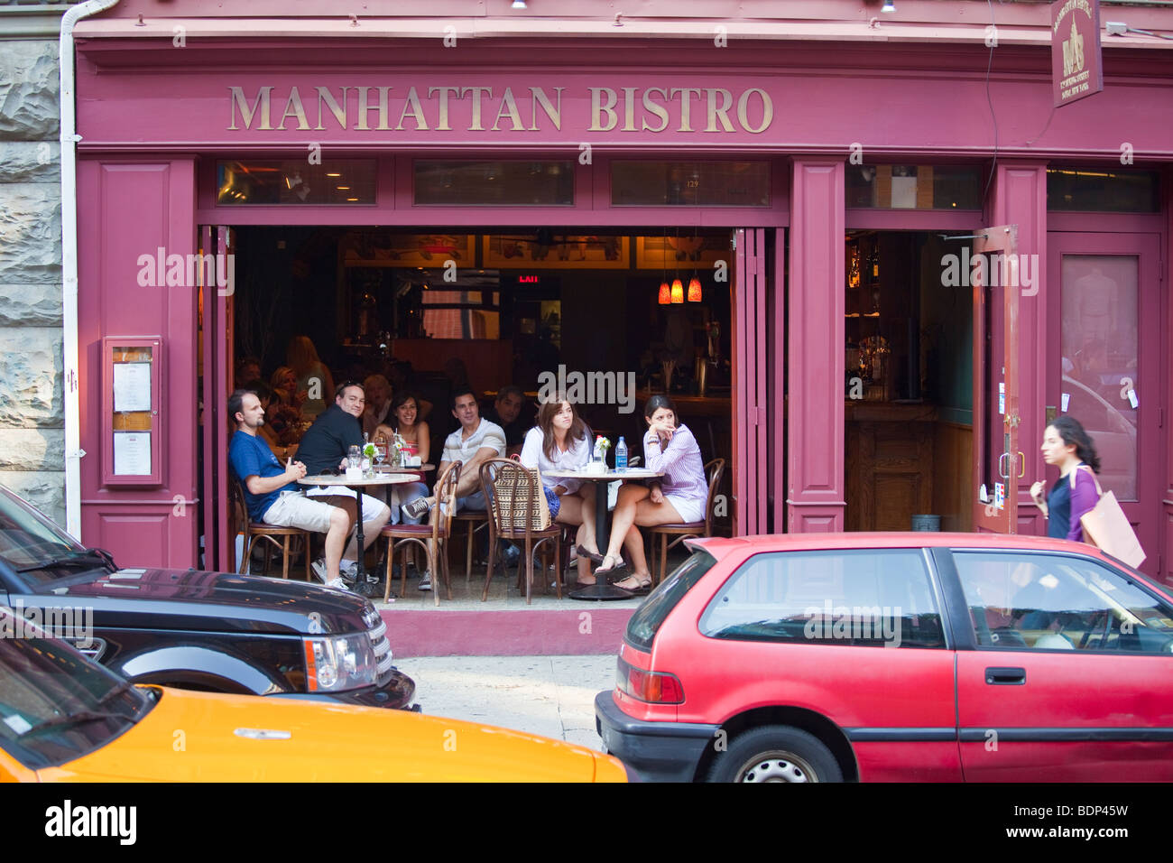 Touristen, die gerade für Filmstars aus Manhattan Bistro in SOHO in New York City Stockfoto