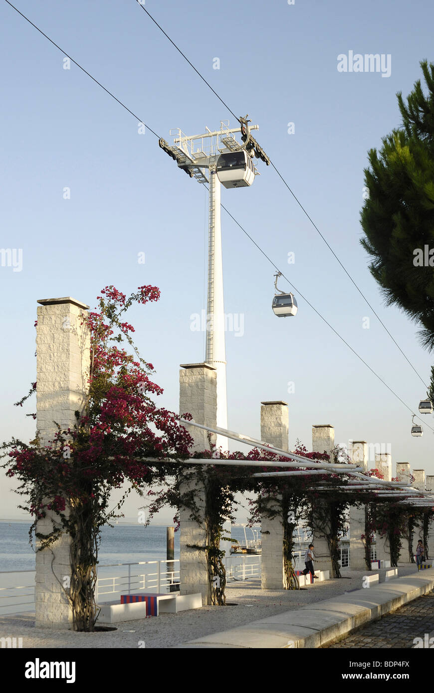 Gondel und Wanderweg bewachsen mit Bouganville in der Park Parque Das Nacoes Park, Gelände der Expo 98, Lissabon, Portugal, Euro Stockfoto